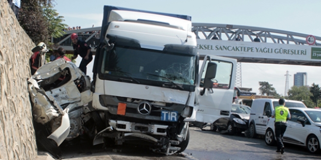 Sancaktepe'de kontrolden çıkan TIR araçlara çarptı
