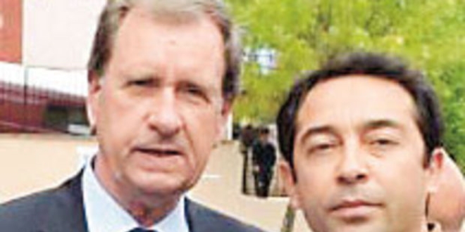 Kolu kırık öğrencisinin çantasını 2 yıl taşıdı