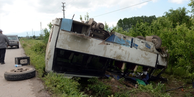 Tarım işçilerini taşıyan minibüs devrildi: 16 yaralı