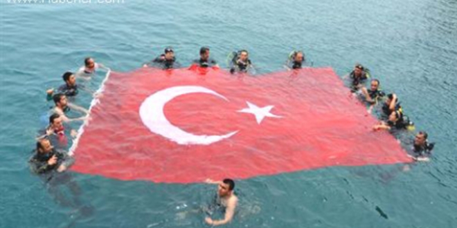 Denizin 15 metre altında 19 Mayıs kutlaması