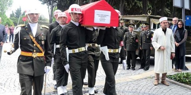 Emekli Orgenaral şehit oğluyla aynı şehitliğe gömüldü