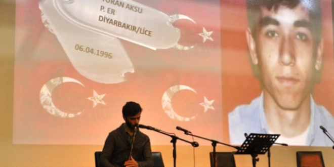 Üniversite öğrencileri şehitleri andı