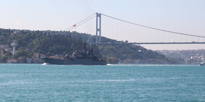 Rus savaş gemileri İstanbul Boğazı'ndan geçti