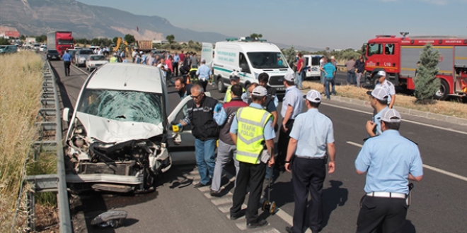 Ticari araç refüjde çalışan işçilere çarptı: 3 ölü, 2 yaralı