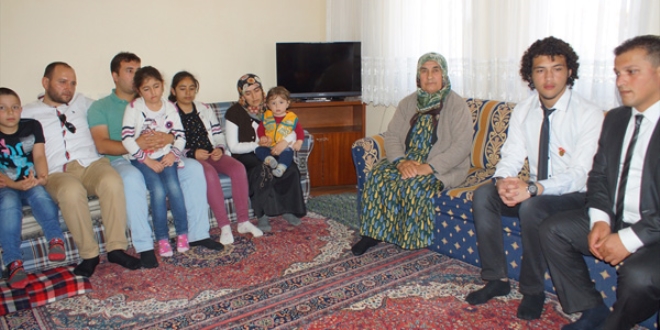 Lise öğrencisi ödülünü şehit çocuğuna hediye etti