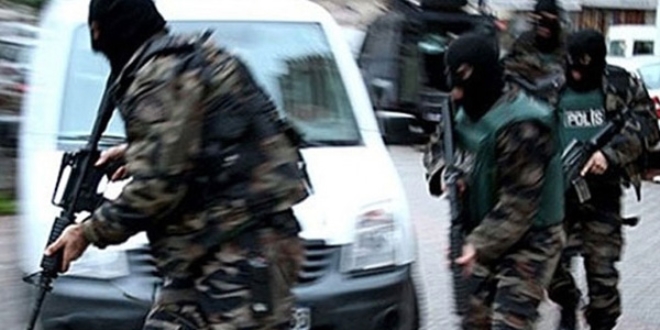 Sultangazi'de çuval içinde silah bulundu