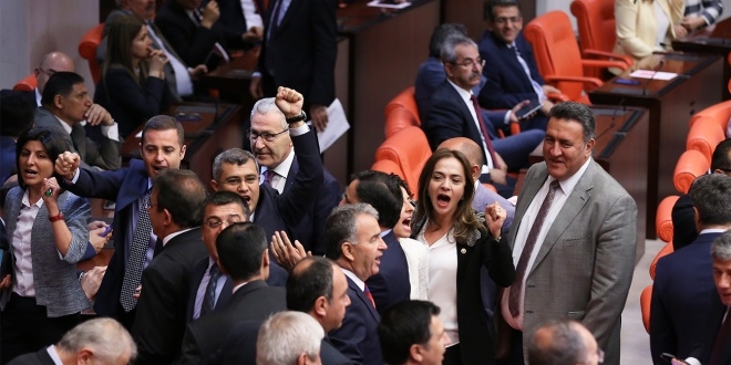 Dokunulmazlık teklifi 376 oyla kabul edildi