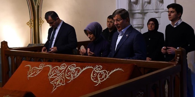 Davutoğlu sabah namazını Hacı Bayram'da kıldı