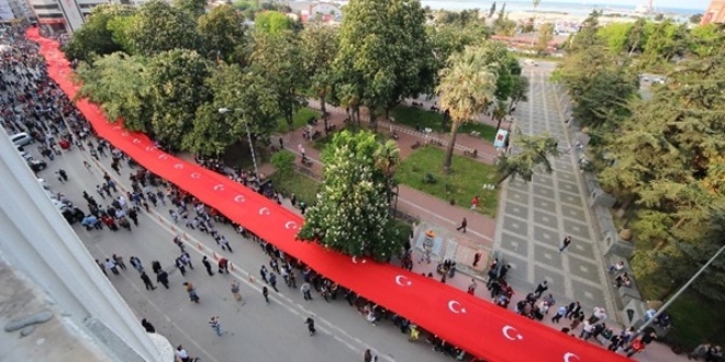 Samsun'da 1919 metre uzunluğunda bayrakla yürüyüş yapıldı