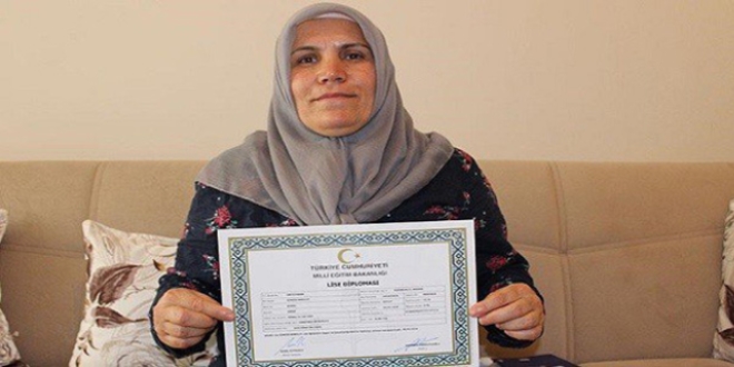 Evlilik nedeniyle bıraktığı liseyi 36 yıl sonra bitirdi