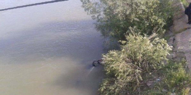 Kayseri'de otomobil Kızılırmak'a uçtu: 3 ölü