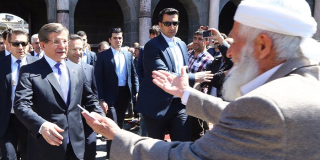 Davutoğlu, Berat Kandilini Twitter'dan kutladı