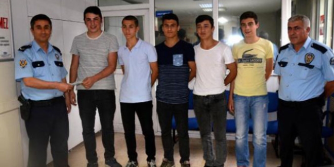 Bursa da liseli gençler ATM de bulduğu parayı iade etti