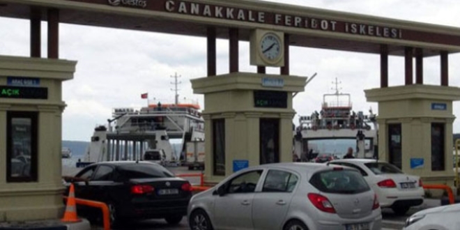 Çanakkale'de tatil dönüşü feribot kuyruğu