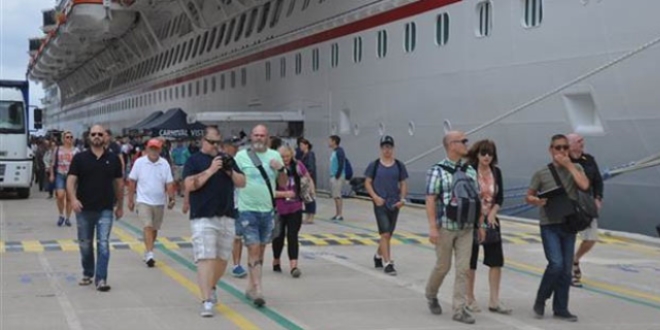İlk seferinde Kuşadası'na 4 bin turist getirdi