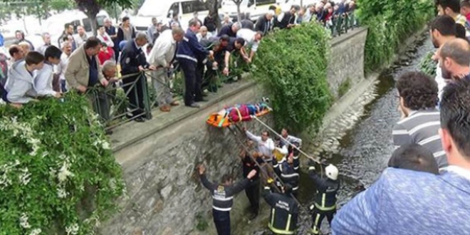 Otomobilde annesiyle tartışan kadın, 7 metreden dereye atladı