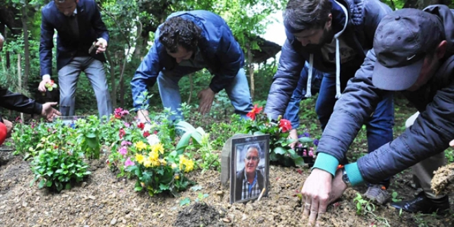 Darbedilerek öldürülen öğretmen mezarı başında anıldı