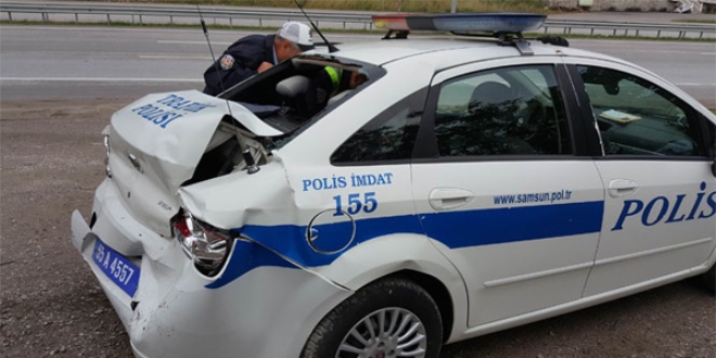 Samsun'da TIR polis otosuna çarptı: 2 yaralı