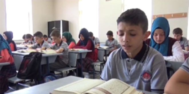 Öğrenciler, her gün, polisler için Yasin okuyarak derse başlıyor