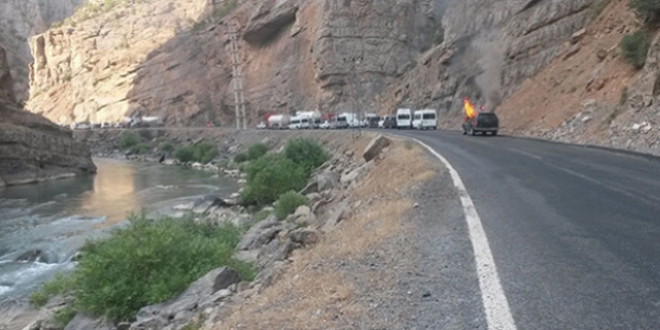 Teröristler yol kesip araç yaktı