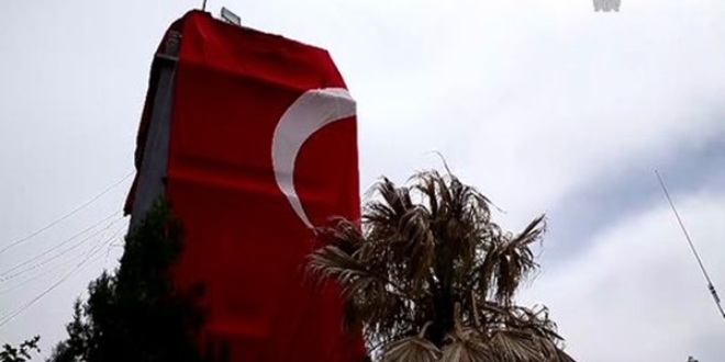 Mardin'de Anıtlı Jandarma Karakolu'na dev Türk bayrağı asıldı