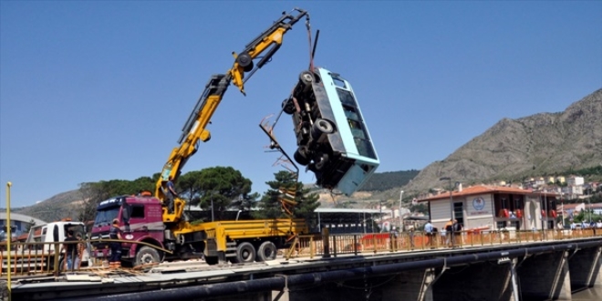 Otomobille çarpışan midibüs ırmağa devrildi: 14 yaralı