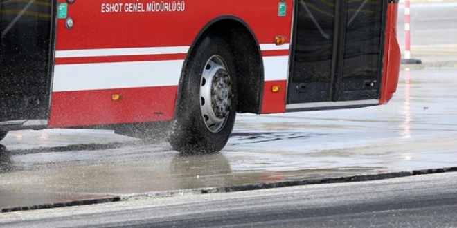 Belediye otobüsü şoförü, akaryakıt çalarken yakalandı