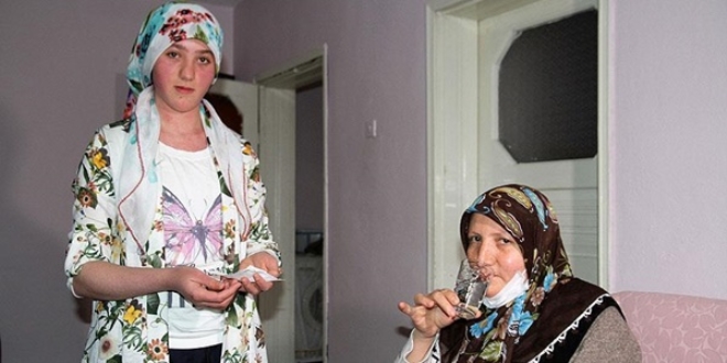 Hasta annesinin bakımı için eğitimini yarıda bıraktı