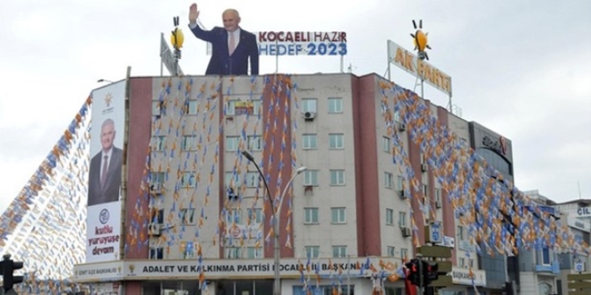 Davutoğlu'nun fotoğrafı kaldırılarak yerine Yıldırım'ın fotoğrafı