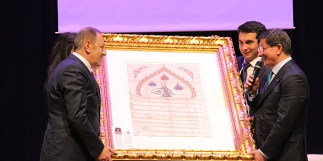 Davutoğlu, kendisine verilen hediyeleri almamış
