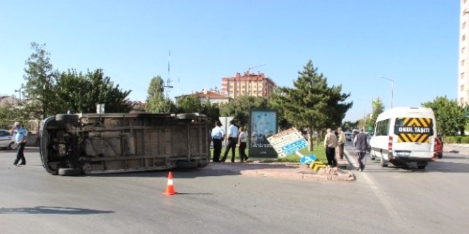 Öğrenci servisi otomobille çarpıştı: 1 kişi öldü, 18 kişi yaralı..