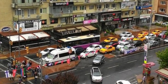İstanbul'da kuvvetli yağış hayatı felç etti
