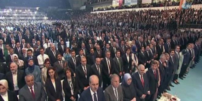 Mesaji ayakta dinleme görüntüsü rahatsız ediyor