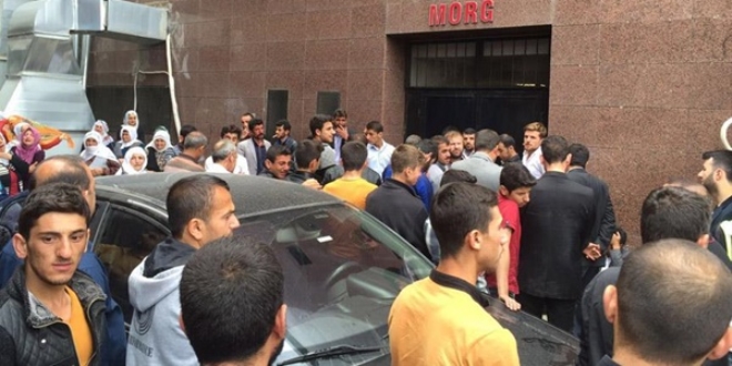 PKK'lılar muhtarı vurup, aracıyla beraber yaktı