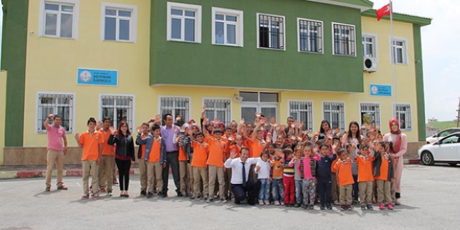 Mektupla yardım istediler, köy okulunu kolej gibi yaptılar