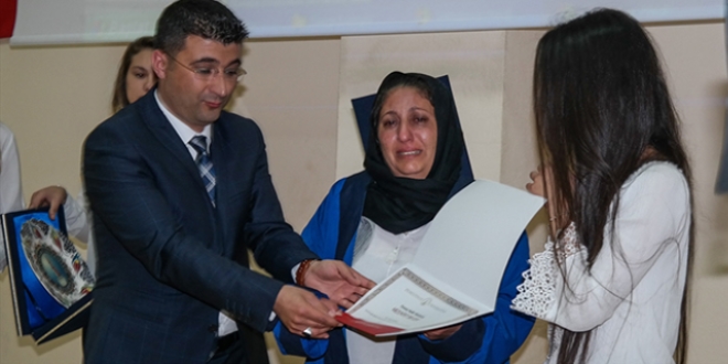 Kazada ölen öğrencinin mezuniyet diplomasını annesi aldı