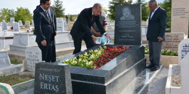 Erdoan Krehir'de Neet Erta'n mezarn ziyaret etti