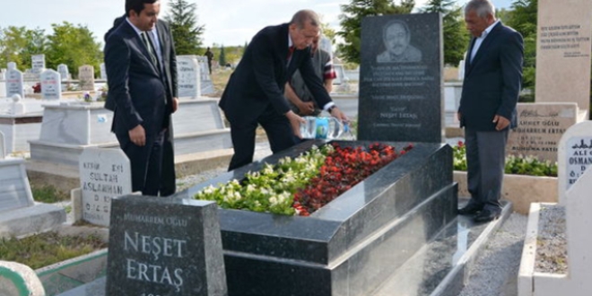Erdoğan Kırşehir'de Neşet Ertaş'ın mezarını ziyaret etti