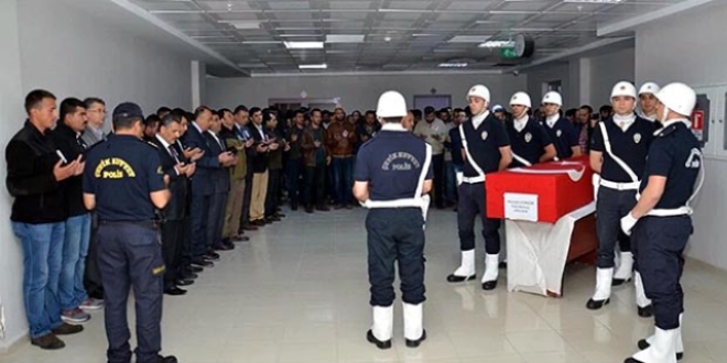 Halı sahada kalp krizi geçiren polis memuru hayatını kaybetti
