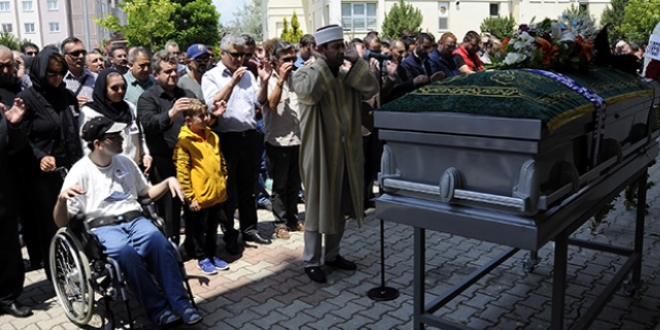 ABD'deki uçak kazasında ölen lise öğrencisi defnedildi
