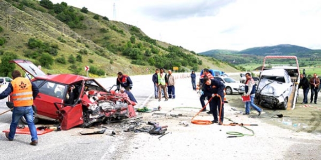 Çorum'da iki otomobil çarpıştı: 2 ölü, 3 yaralı