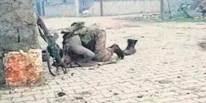 Nusaybin'de silahn bir kenara brakp secdeye kapanan asker