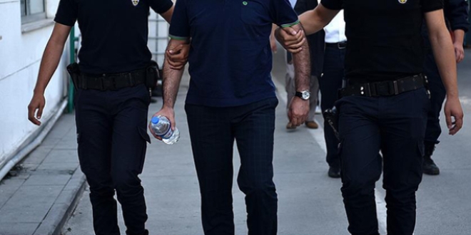 Doktor, avukat ve öğretmenlerinde bulunduğu 17 kişiye gözaltı