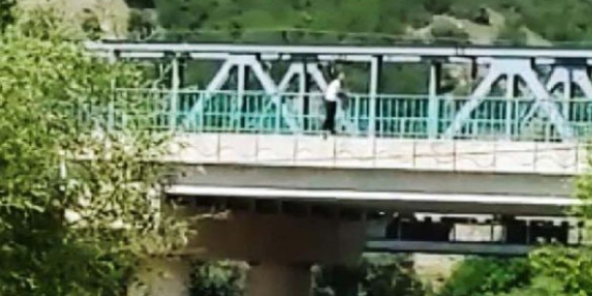 Bilecik'te 16 yaşındaki genç köprüden ölüme atladı