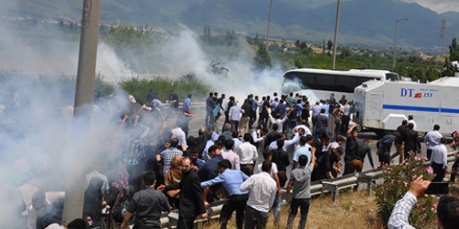 Hatay'da otoyolu trafie kapatan gruba mdahale