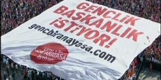 Erdoğan, 'Gençlik Başkanlık İstiyor' pankartıyla karşılandı