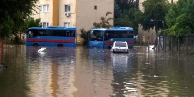 Adana'da sağanak yağmur, su baskınlarına neden oldu