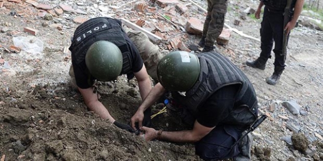 Nusaybin'de teröristlerce tuzaklanan patlayıcılar imha ediliyor