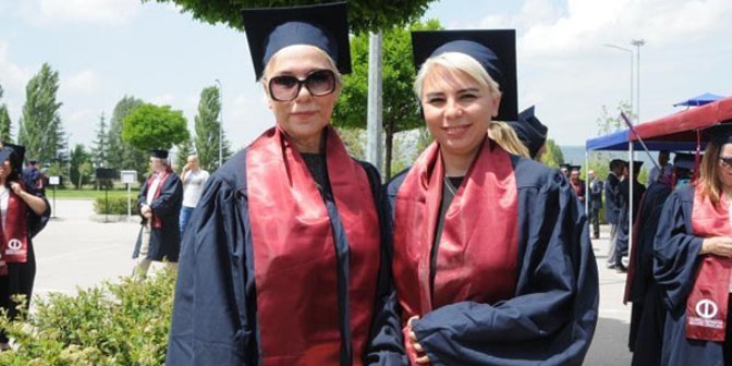 63 yaşında kızıyla birlikte üniversiteden mezun oldu