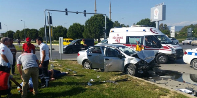 Antalya'da iki otomobil arpt: 7 yaral